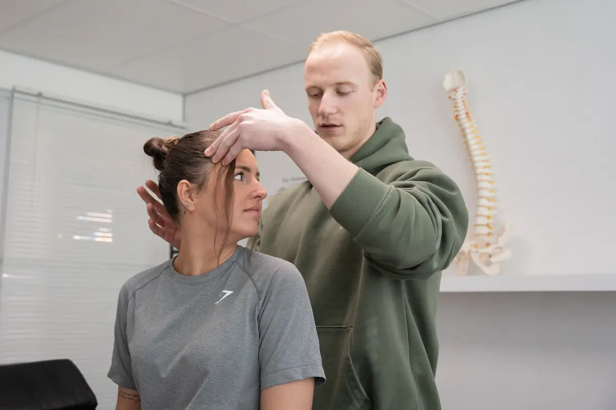De fysiotherapeut van Passion for Health die een klant helpt