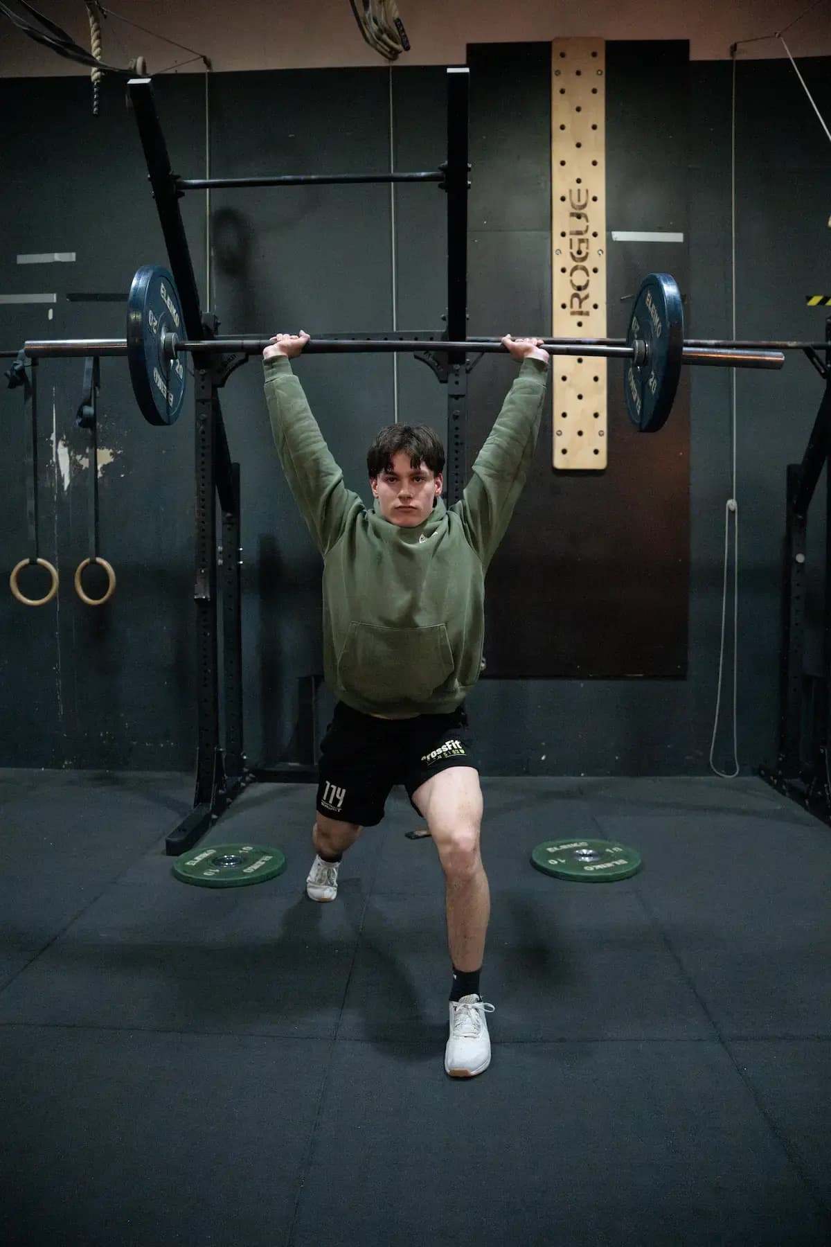 Fysiotherapeut die bij het voorkomen van blessurevrij trainen voor hyrox