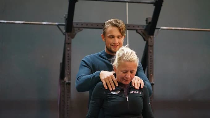 Fysiotherapeut die helpt bij schouderklachten