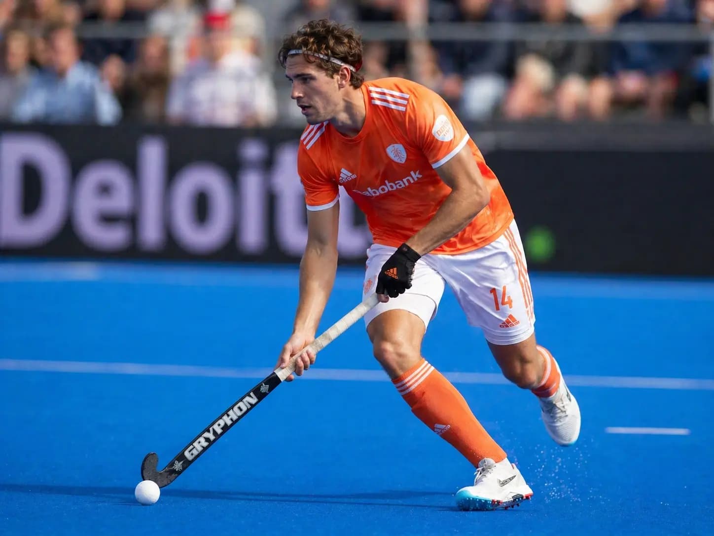 Sportfysiotherapeut die een hockeyer behandelt na een sportblessure