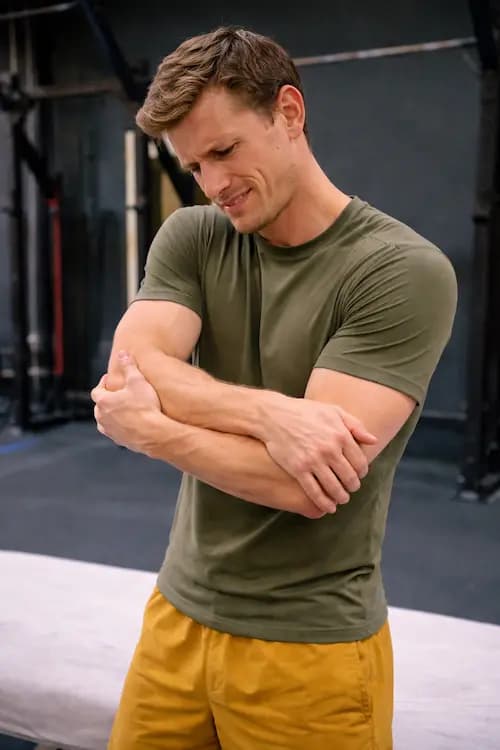 Persoon met elleboogklachten